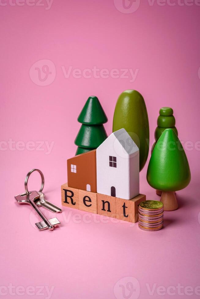 petit en bois maison et le une inscription pour louer. concept pour vente, de location de réel biens pour une famille photo