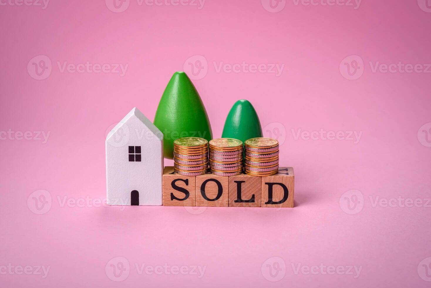 une petit en bois maison et le une inscription vendu. concept pour vente, de location de réel biens pour une famille photo