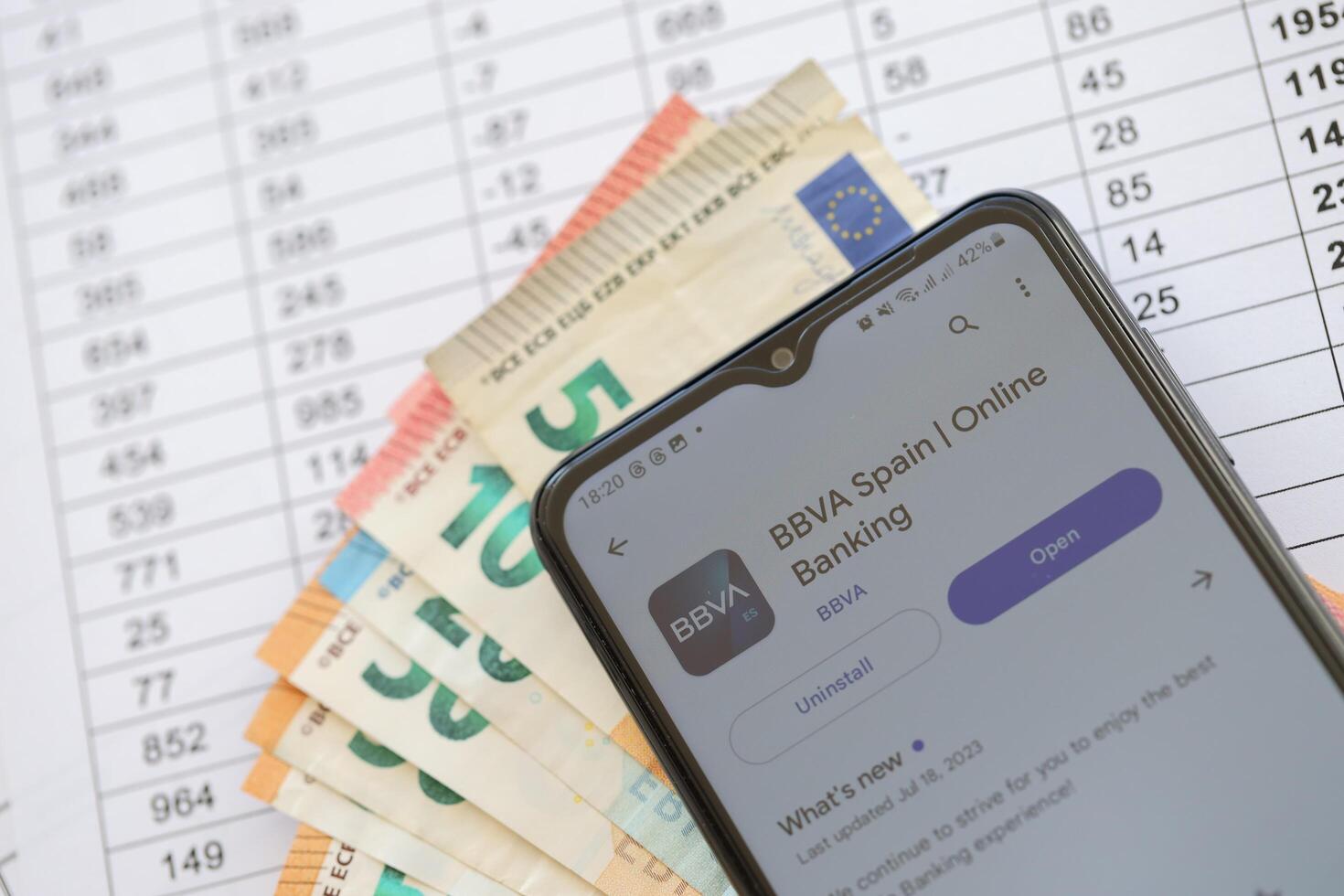 ternopil, Ukraine - août 3, 2023 bbva Espagne application sur écran sur moderne téléphone intelligent et beaucoup factures de euro devise photo