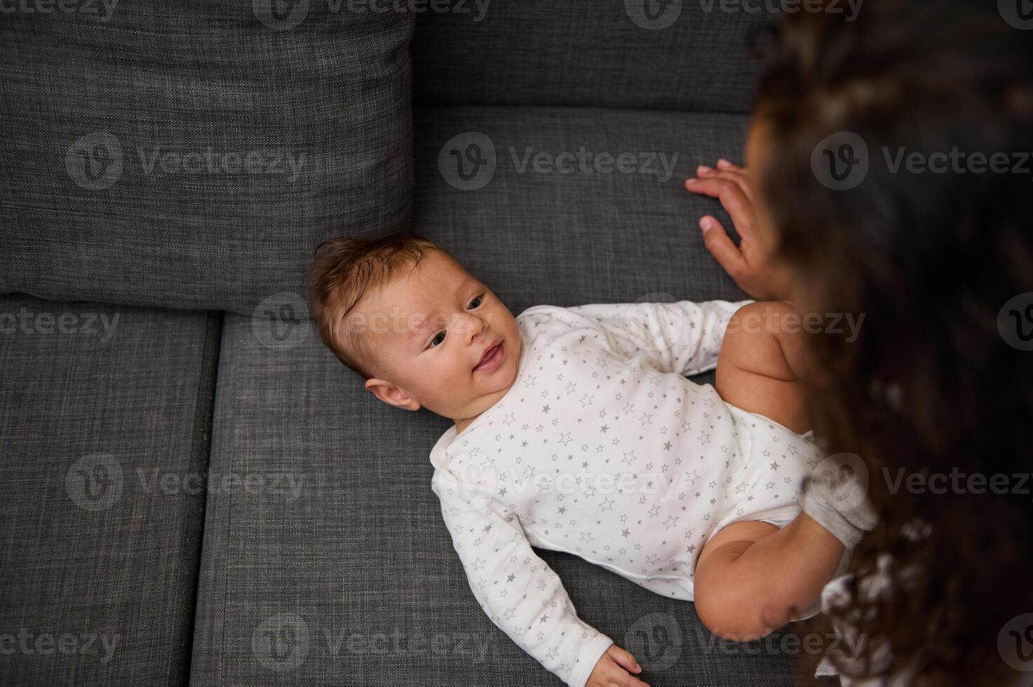 Jeune mère allaitement sa adorable souriant bébé. premier émotions et des gamins faciale expressions dans petite enfance photo