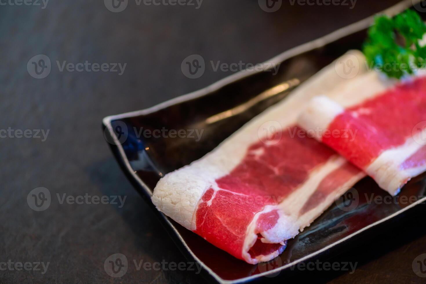 tranché wagyu marbré du boeuf pour yakiniku sur assiette sur noir arrière-plan, photo