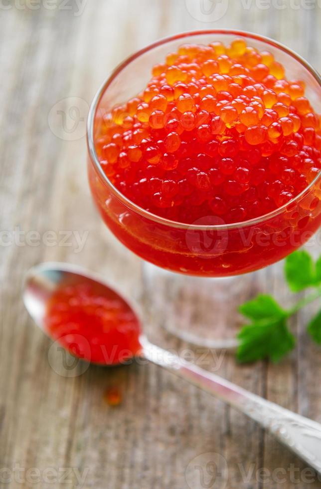 verre avec un délicieux caviar rouge photo