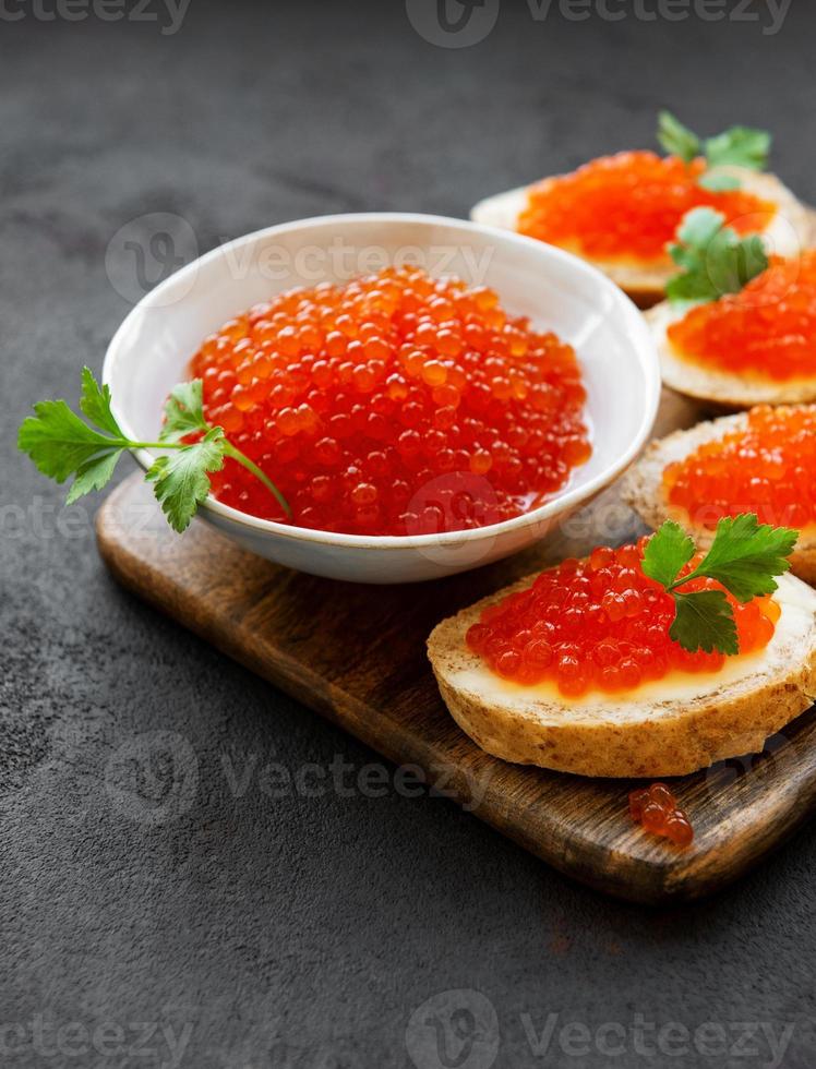 sandwichs au caviar rouge photo