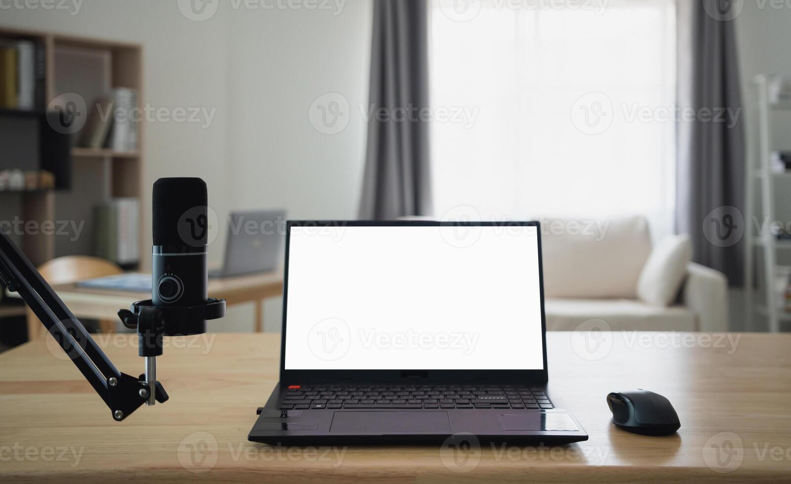 proche en haut vue de table de travail lieu de travail avec portable et blanc filtrer, microphone pour diffusion ou jeu, carnet de notes, et décoration dans Accueil Bureau chambre. travail à Accueil endroit dans le vivant pièce concept. photo