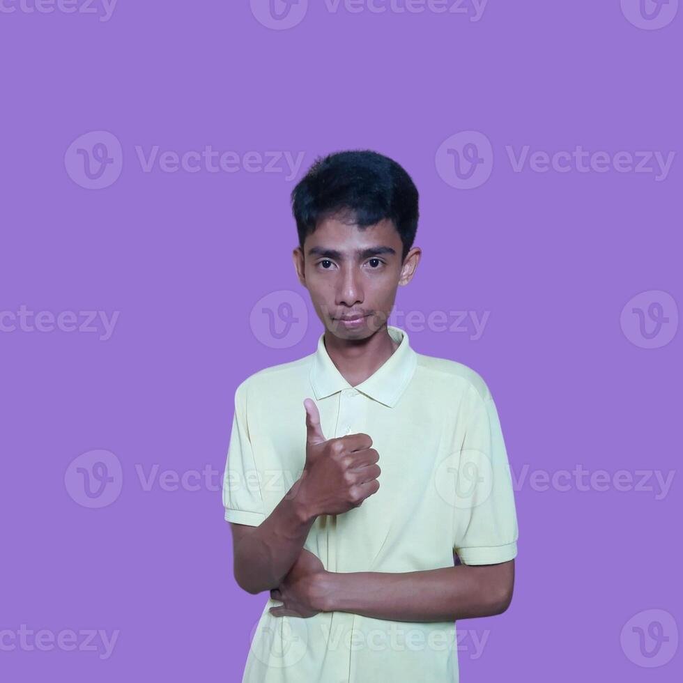 content souriant visage de Jeune asiatique homme Couleur Jaune T-shirt violet Contexte photo