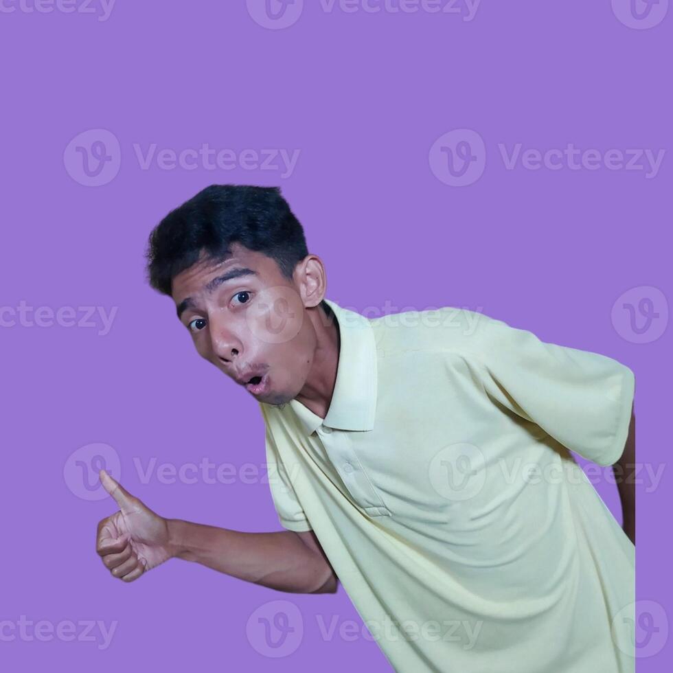 asiatique homme souriant visage avec d'accord geste, isolé sur violet Contexte photo