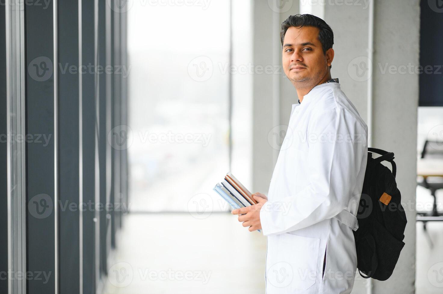 portrait de une Beau Indien médical étudiant. le concept de plus haute éducation. photo