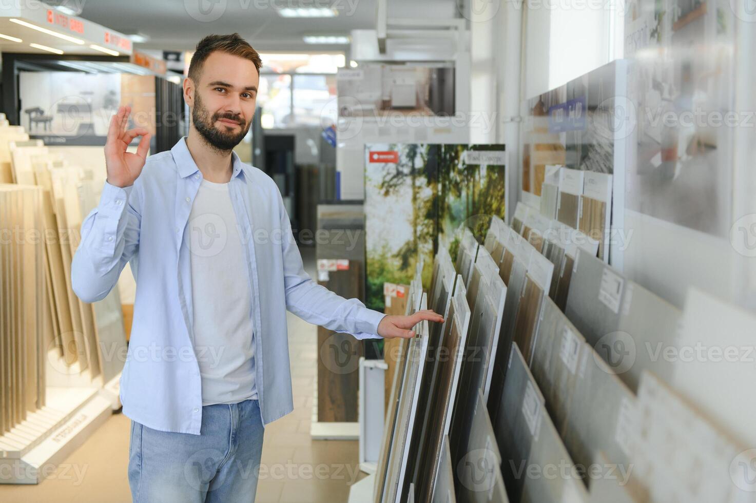 homme choisir carrelage à bâtiment marché photo