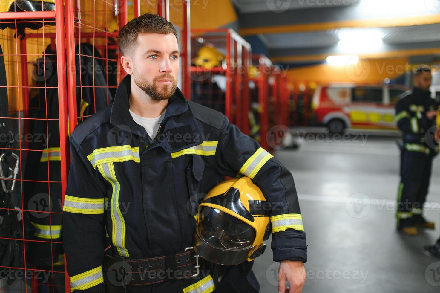 une sapeur pompier met sur une Feu uniforme à le Feu département photo