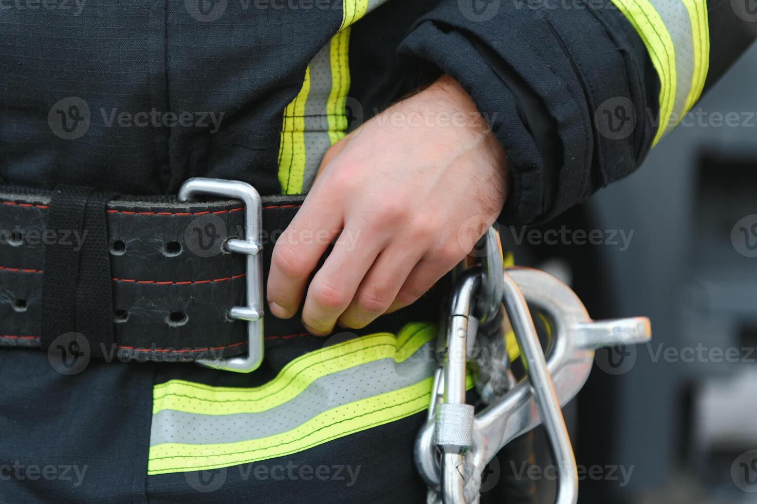 détails avec le mousqueton et harnais de une sapeur pompier photo