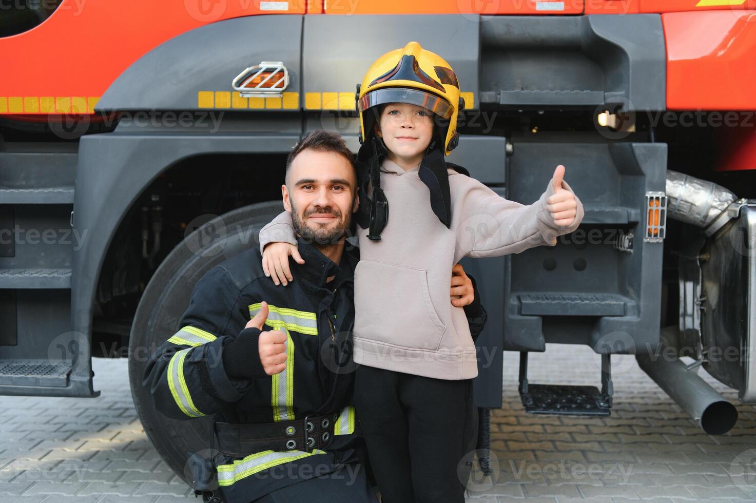 sapeur pompier en portant enfant garçon à enregistrer lui dans Feu et fumée, pompiers porter secours le garçons de Feu photo