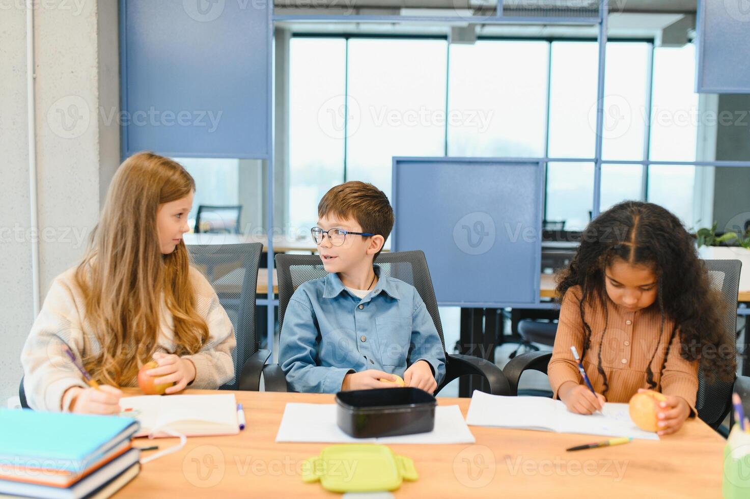 de bonne humeur élémentaire école étudiants. retour à école photo