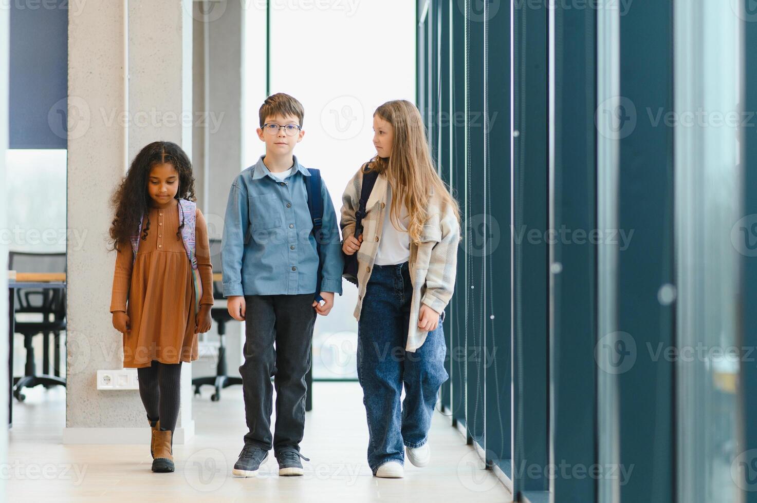 de bonne humeur élémentaire école étudiants. retour à école photo