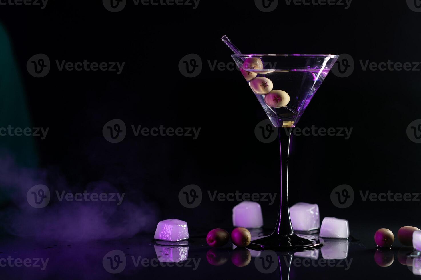 martini cocktail boisson éclaboussure avec la glace cubes dans néon iridescent rose et bleu couleurs. minimal nuit fête la vie concept. photo