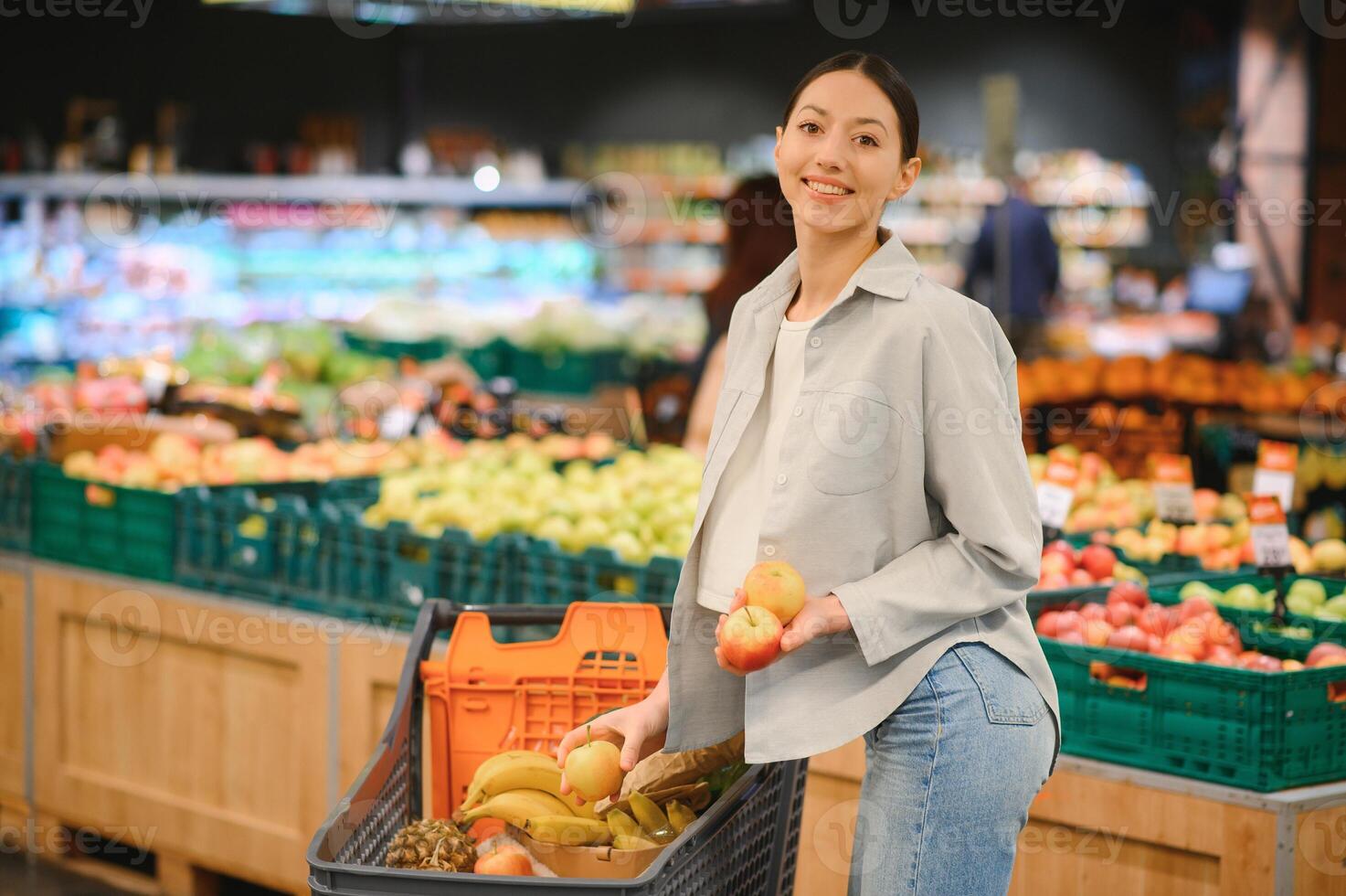 Jeune adulte femme choisir pommes dans épicerie magasin. mode de vie photo