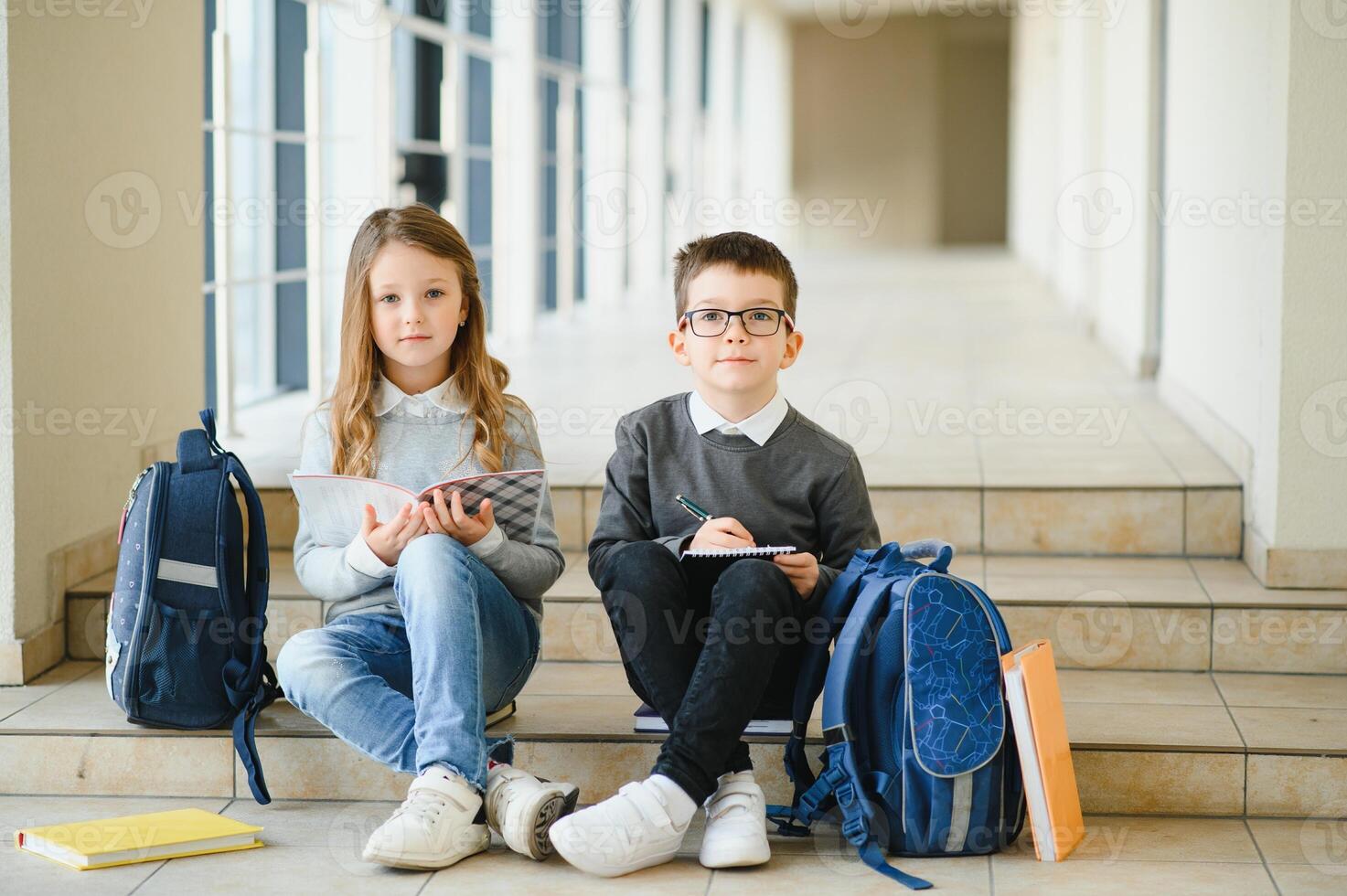 content école des gamins dans couloir à école photo