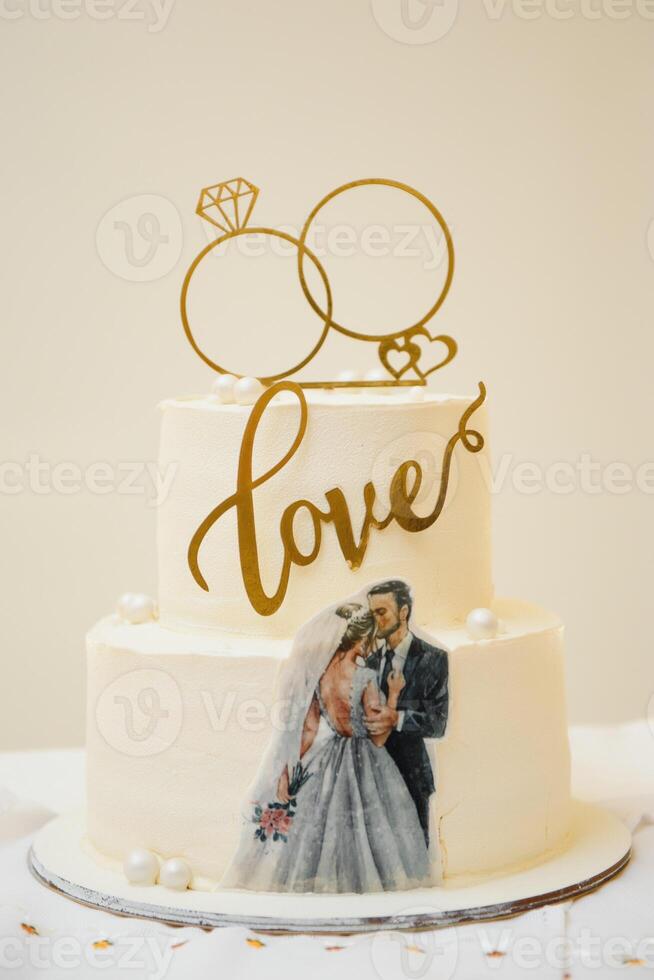 élégant mariage gâteau avec fleurs et succulentes. photo