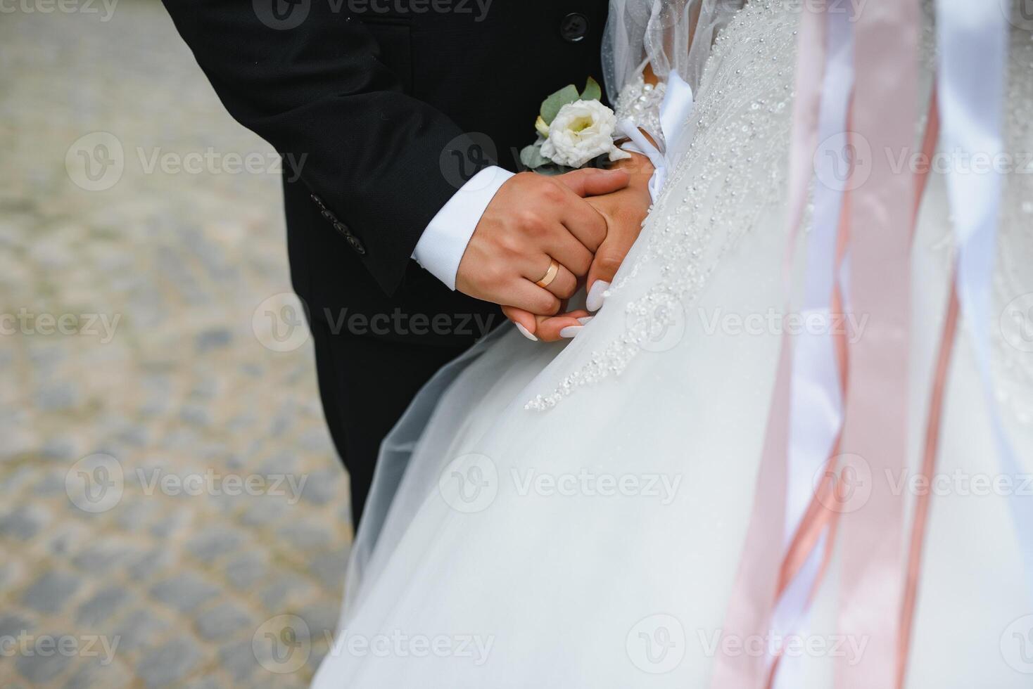 mains de le la mariée et jeune marié fermer. photo
