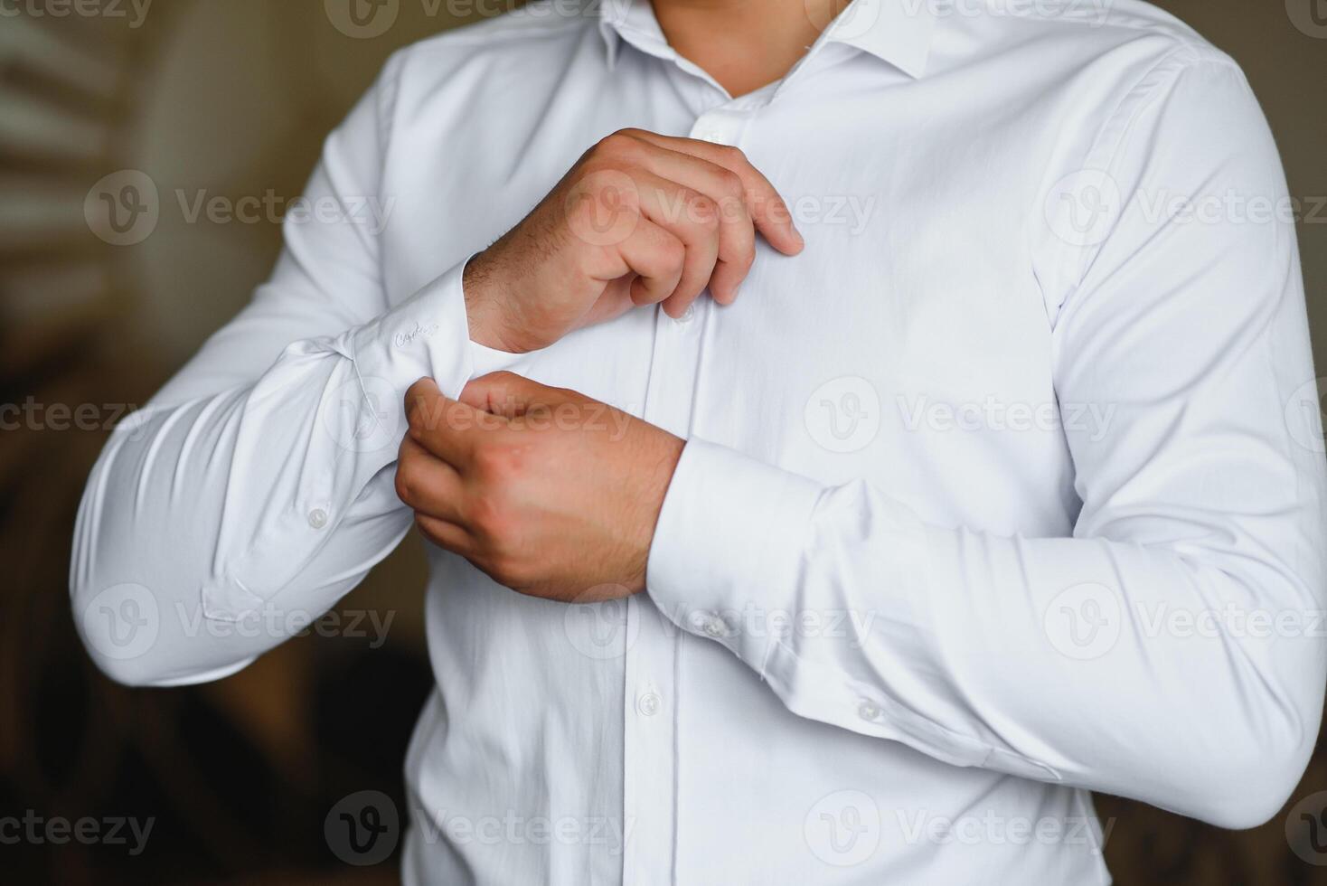 une homme attache boutons sur le sien chemise. photo