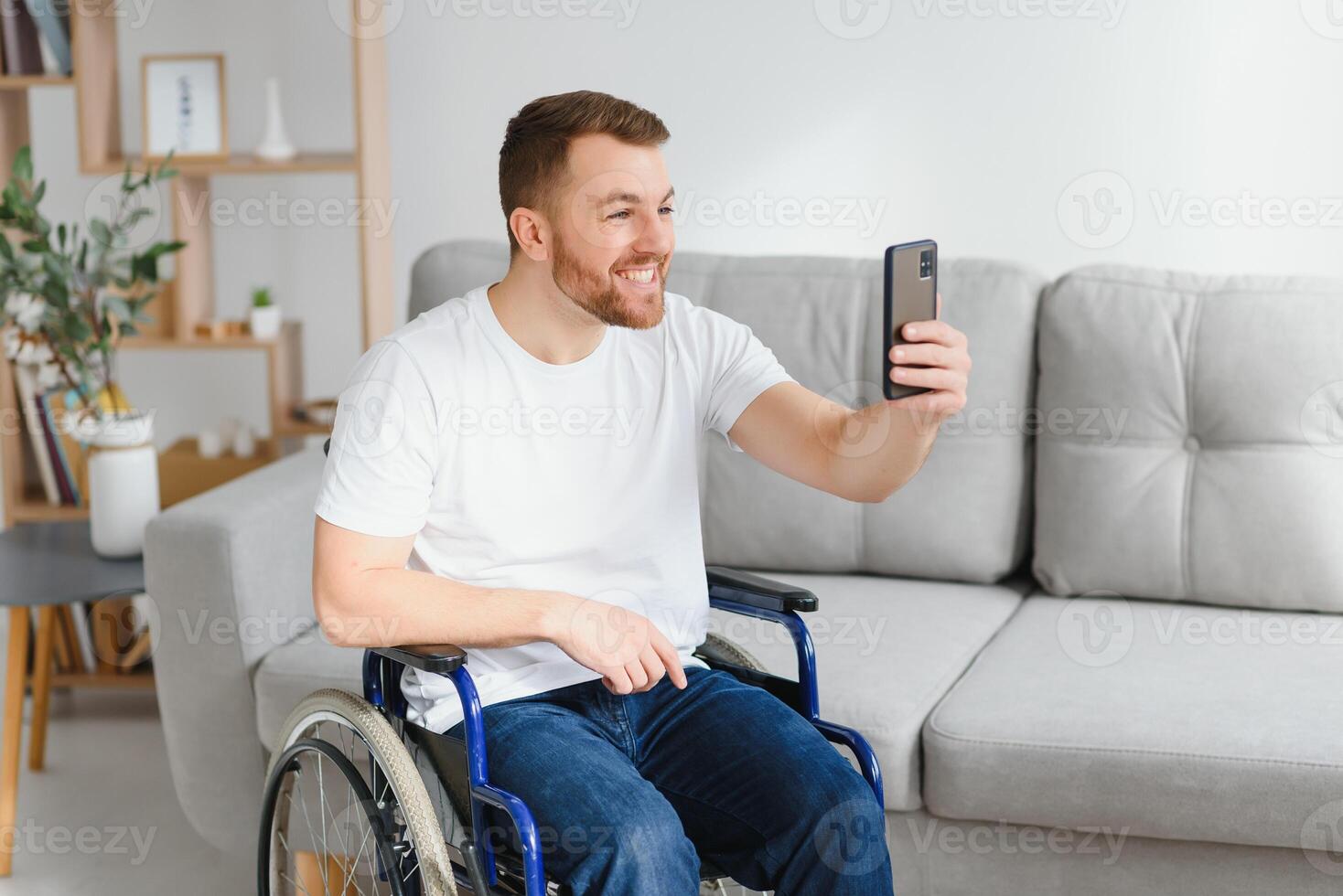 désactivée homme dans une fauteuil roulant prise une selfie photo