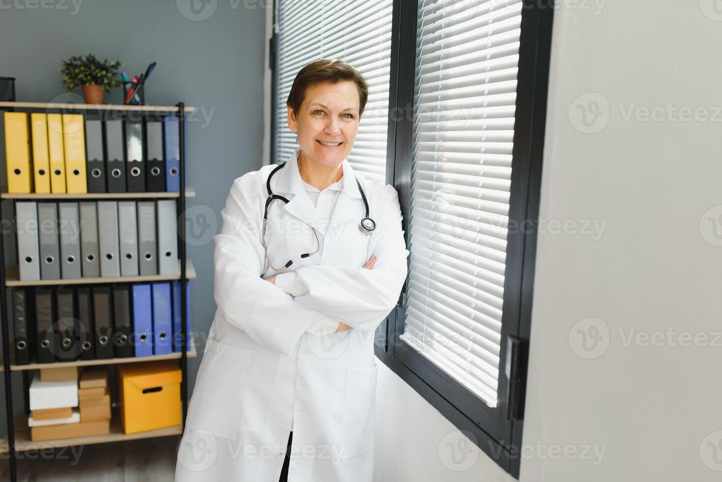 portrait de femme médecin dans hôpital photo