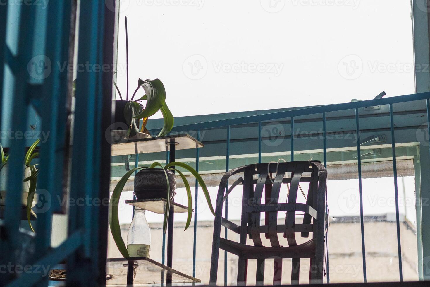 concept coup de le soviétique ère couloir dans le bâtiment avec les plantes et traîneau. concept photo