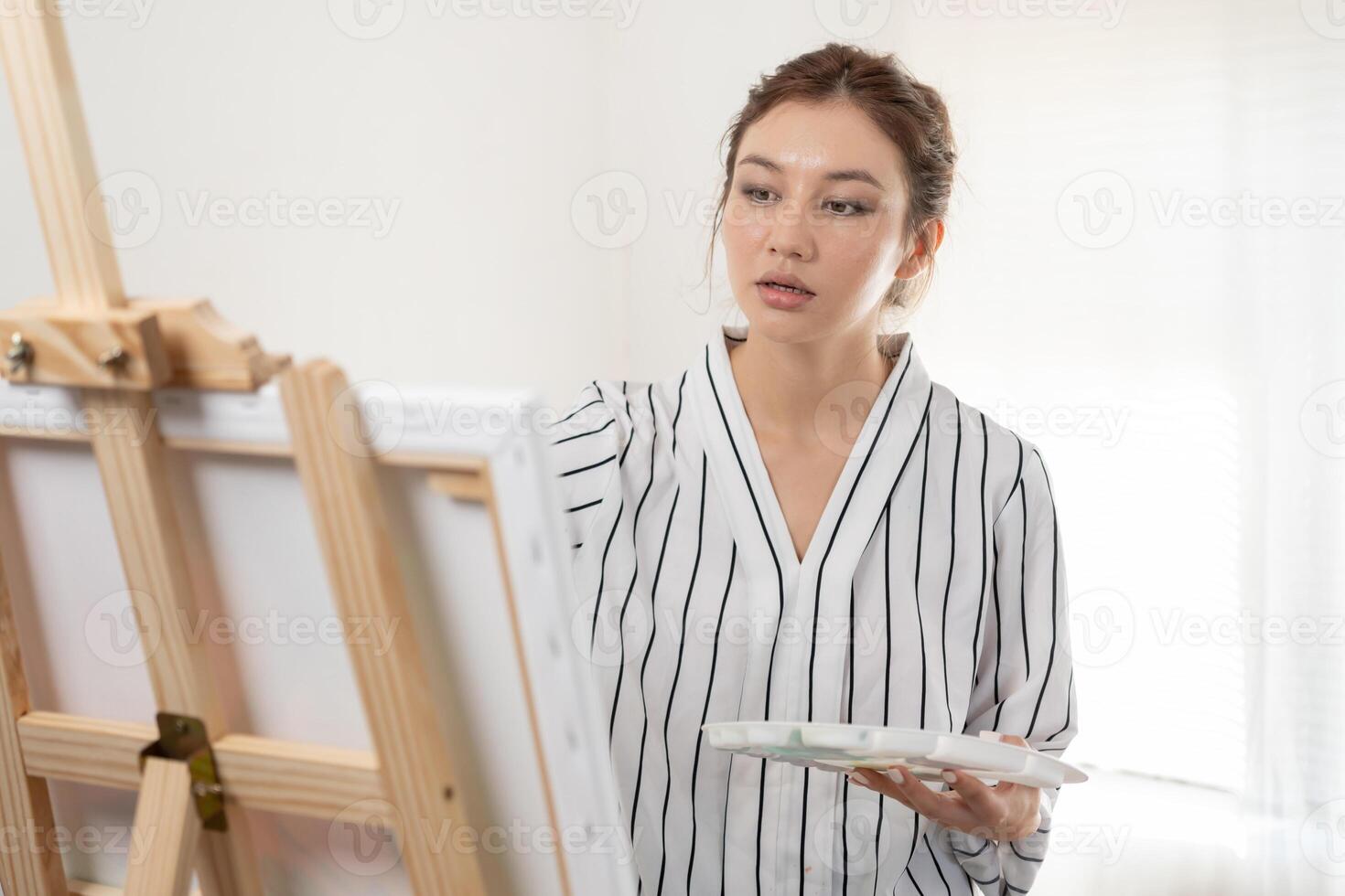 beaux passe-temps féminins sur l'artiste et utiliser le pinceau dans l'art abstrait pour créer un chef-d'œuvre. peinture de peintre à l'aquarelle ou à l'huile dans la maison de studio. aime peindre comme passe-temps, loisir, inspiration photo