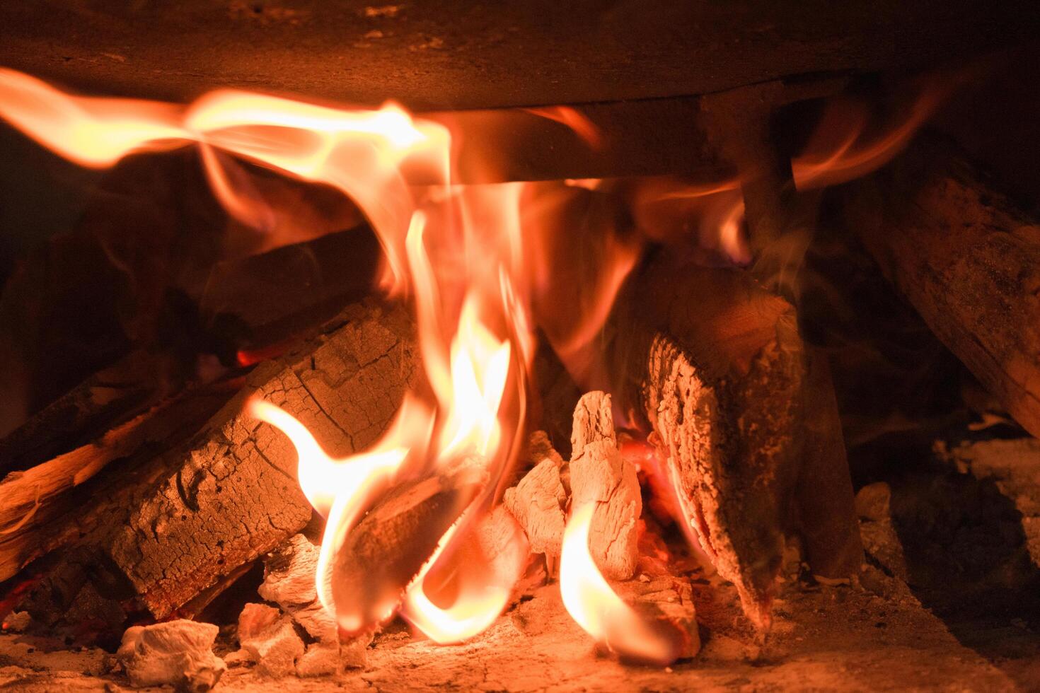 plein Feu et pétillant braise dans une barbecue. photo