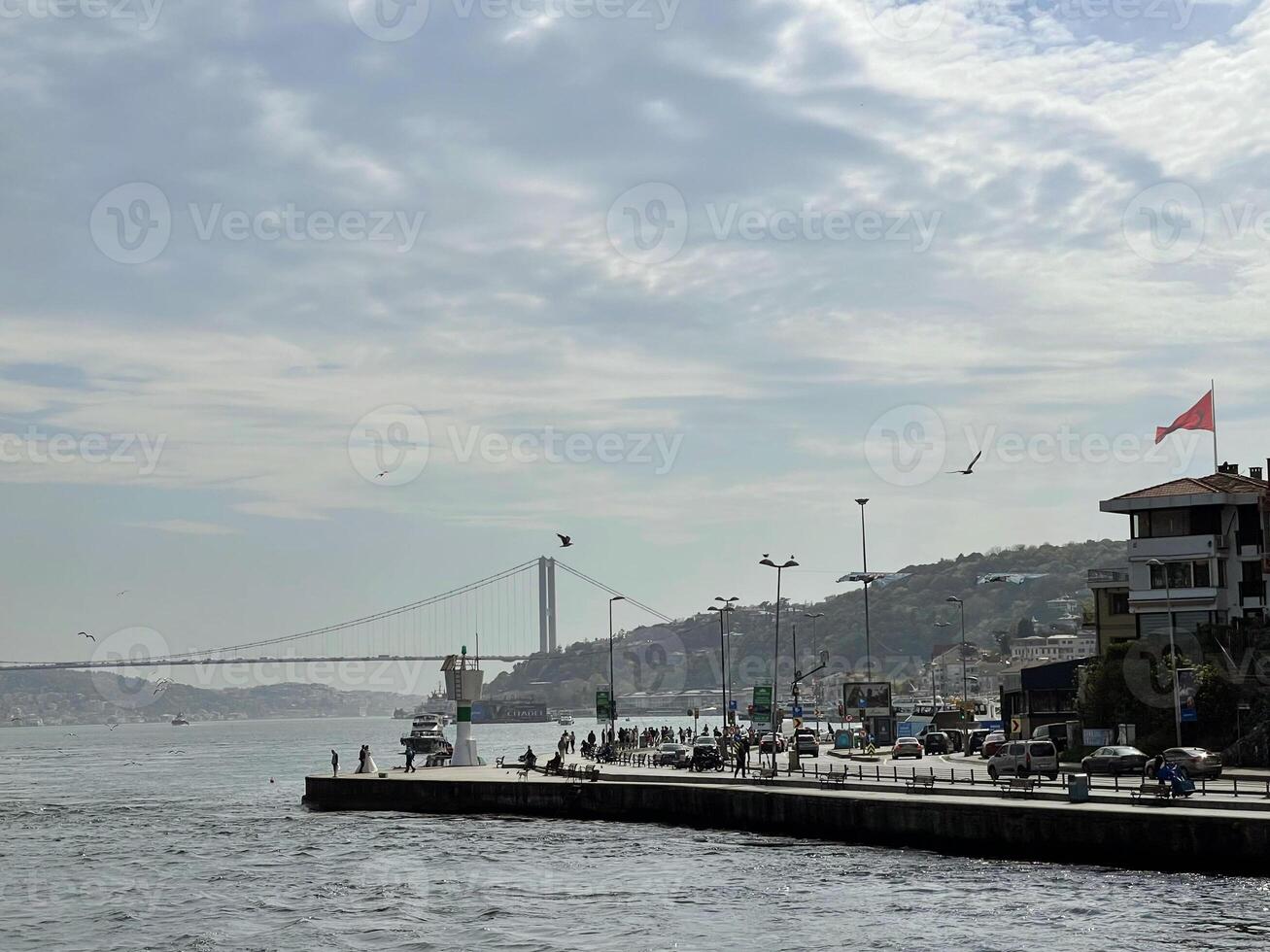 vue de le asiatique partie de Istanbul à travers le le bosphore photo