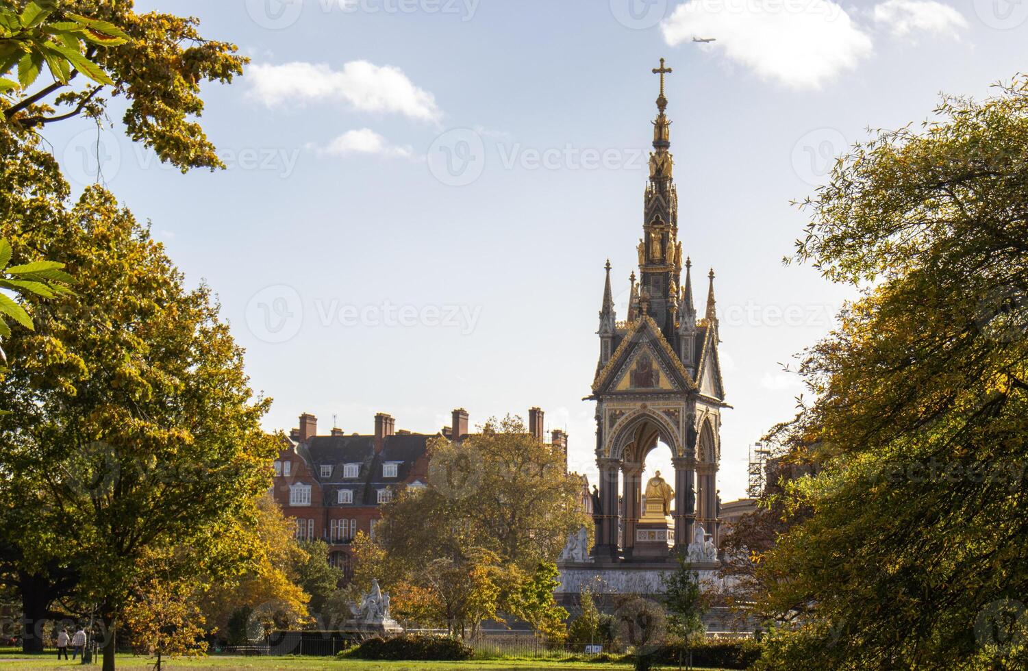 le Albert Mémorial dans Kensington jardins, Londres, encadré par d'or l'automne feuillage - une hommage à victorien ingéniosité photo