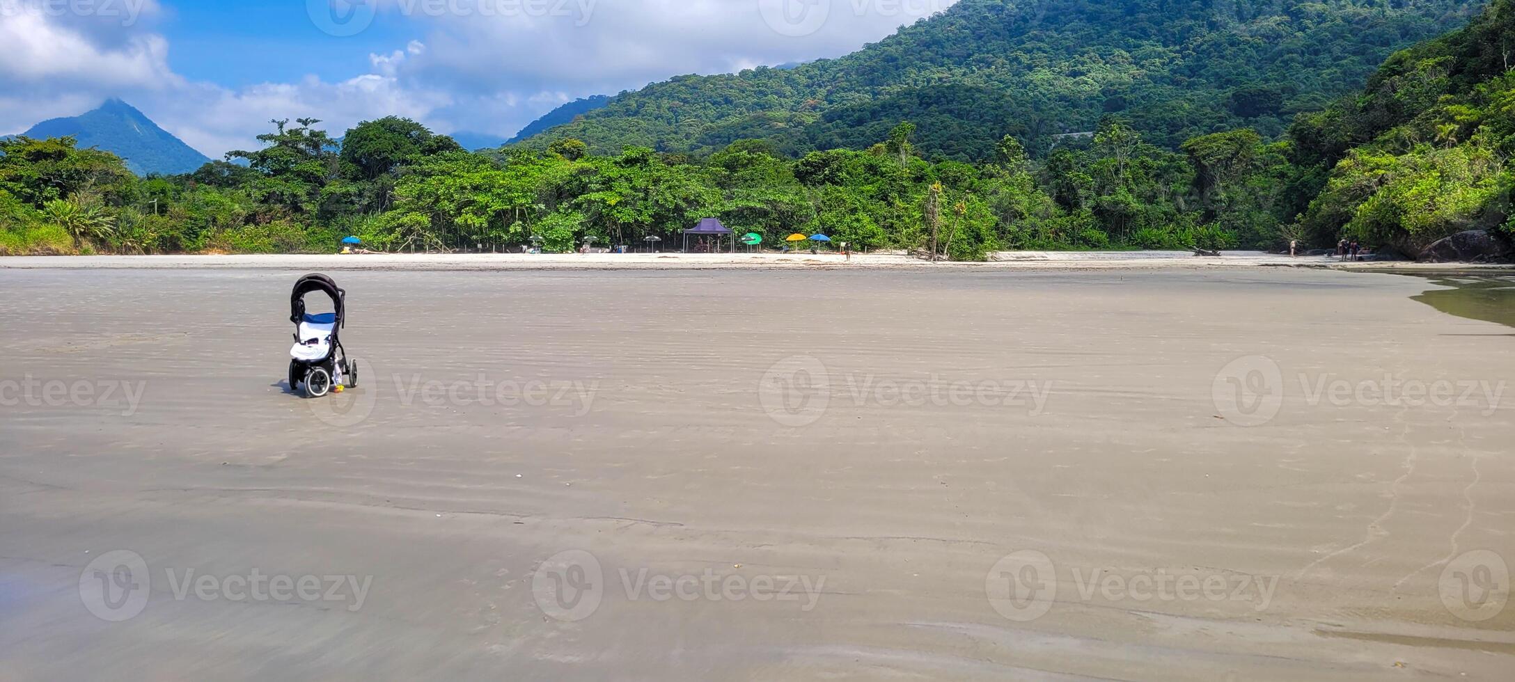 image de bébé poussette dans le le sable sur le plage famille à une vacances sur le côte de Brésil photo