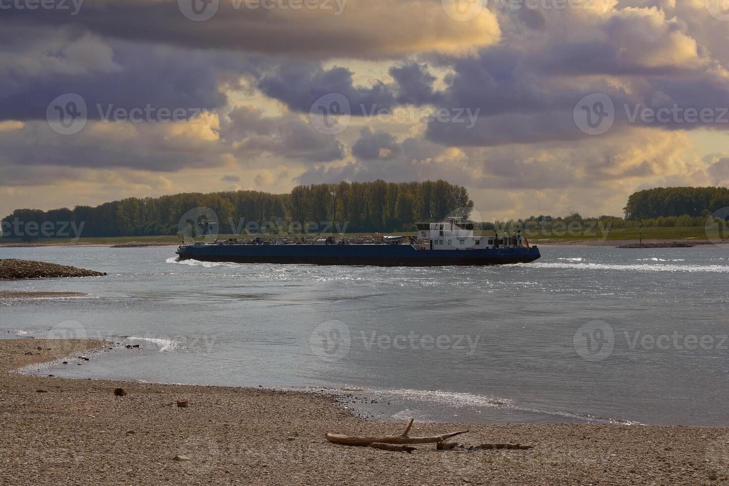 cargaison navire pendant rivière transport sur Rhin rivière, Allemagne photo