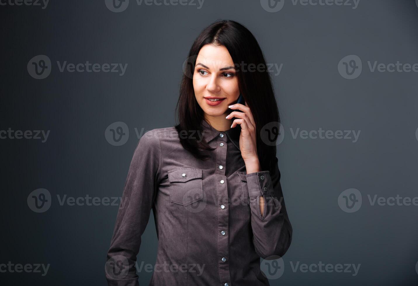 une femme engagé dans une téléphone conversation. une femme est parlant sur une cellule téléphone photo