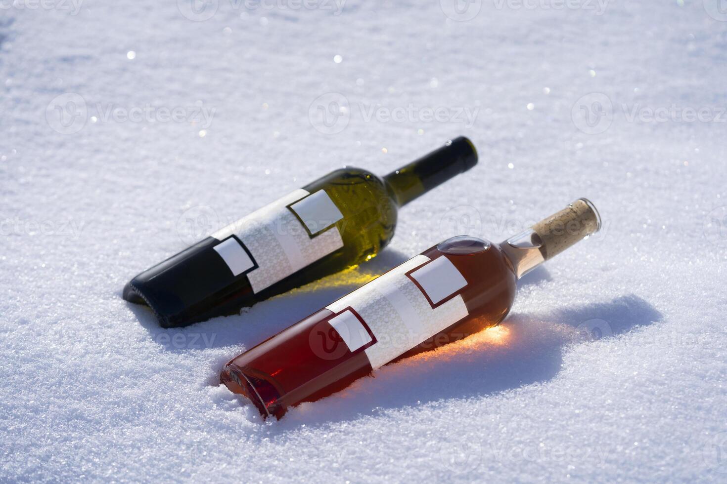 deux bouteilles de du vin séance dans le neige photo