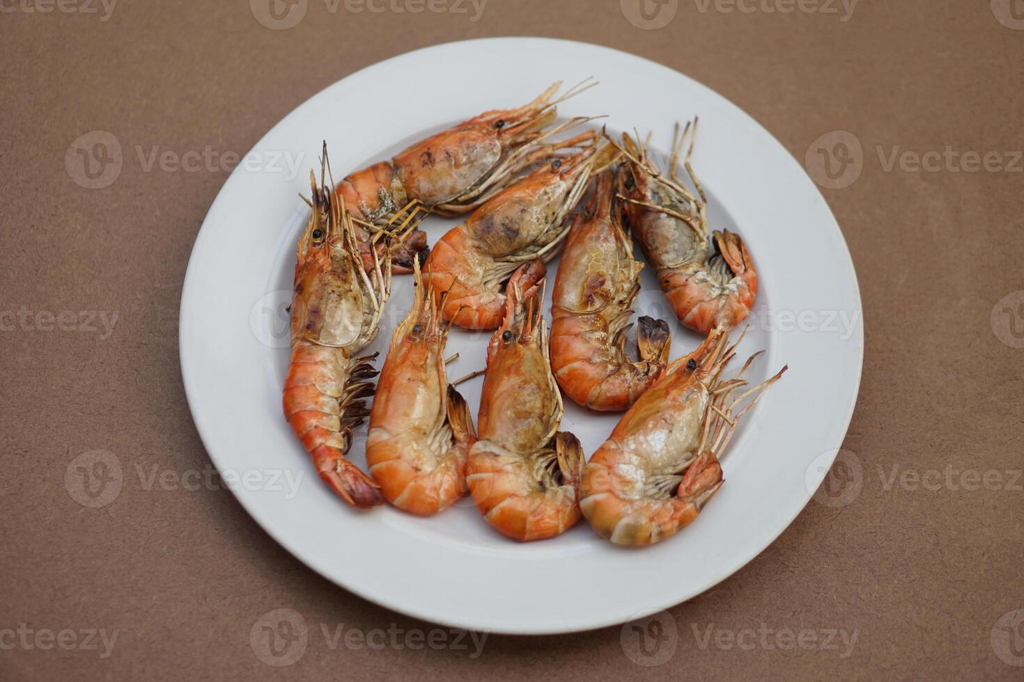 grillé crevettes, rivière crevettes sur blanc plaque. concept, Fruit de mer. délicieux, préféré menu pour fête ou Extérieur barbecue ou pique-nique. en bonne santé aliments. prêt à manger. thaïlandais en mangeant style. photo