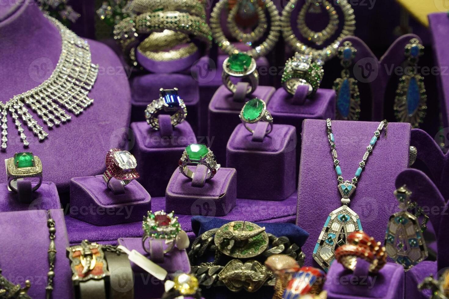 or magasin les fenêtres à Istanbul grandiose bazar ou kapali carsi, Turquie. bijoux dans le boutique la fenêtre. une lot de luxe bijoux dans le Oriental marché. concept de achats dans milieu est. photo