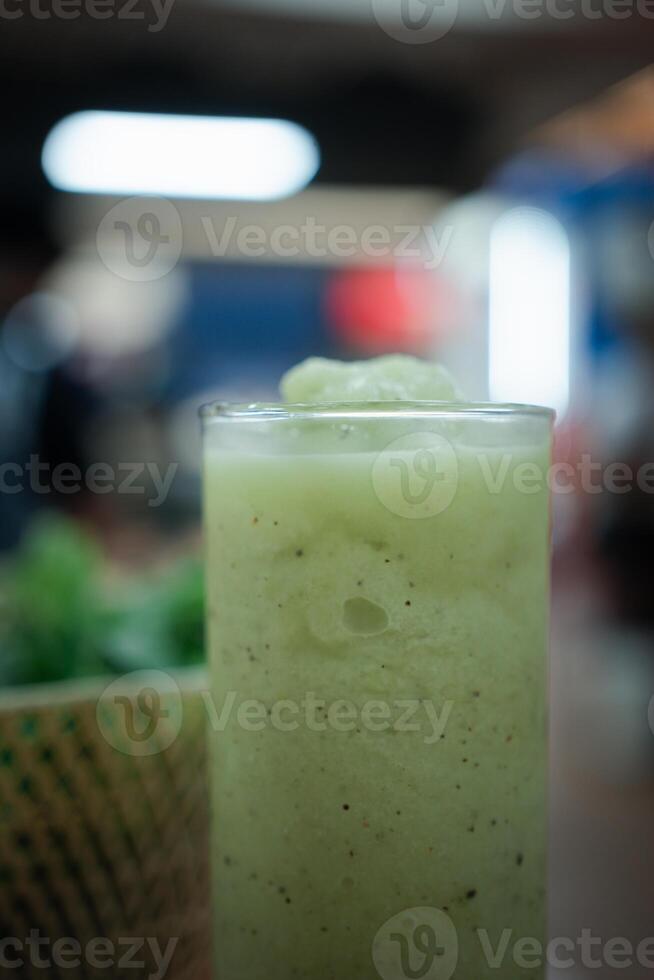 Frais vert kiwi smoothie. photo