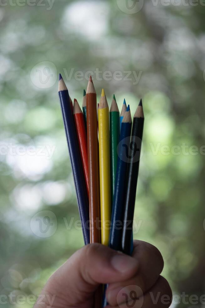 mains contagieux ou en portant Couleur des crayons photo