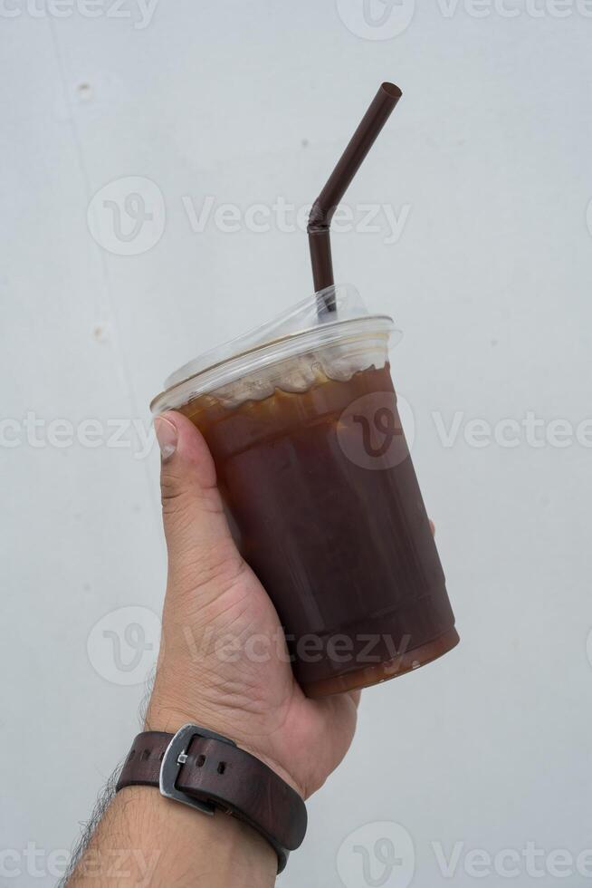 proche en haut Plastique prendre une façon tasse de glacé noir café photo