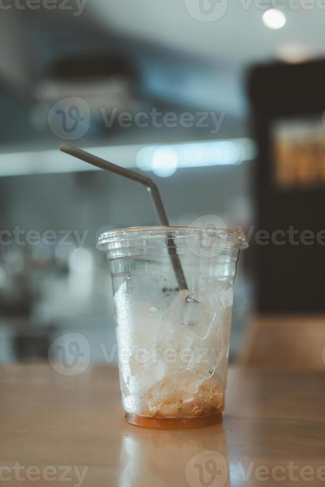 vide avec peu la gauche glacé café dans une transparent Plastique tasse photo