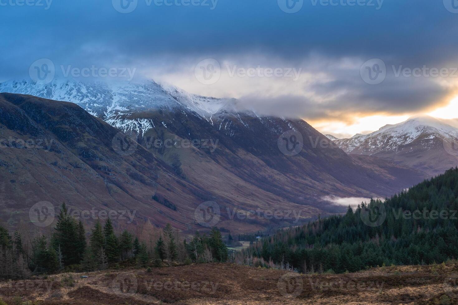 ben nevis avec une de mauvaise humeur ciel, fort William Écosse. photo