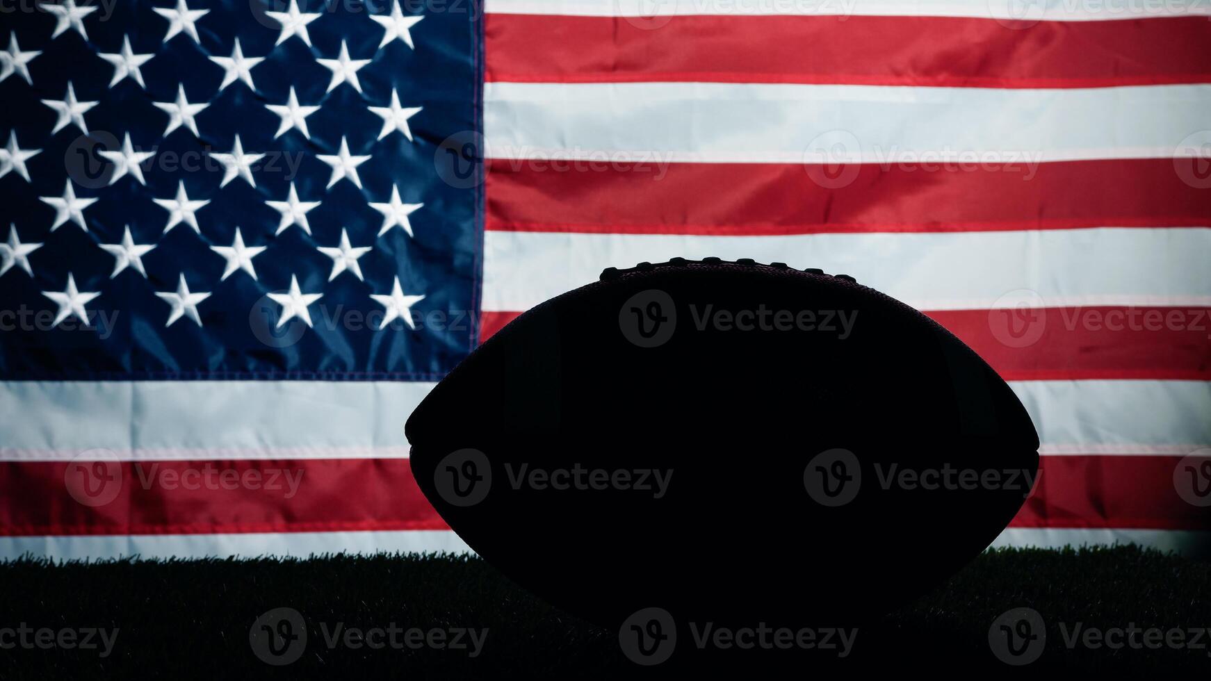 silhouette de américain Football Balle contre Etats-Unis drapeau photo