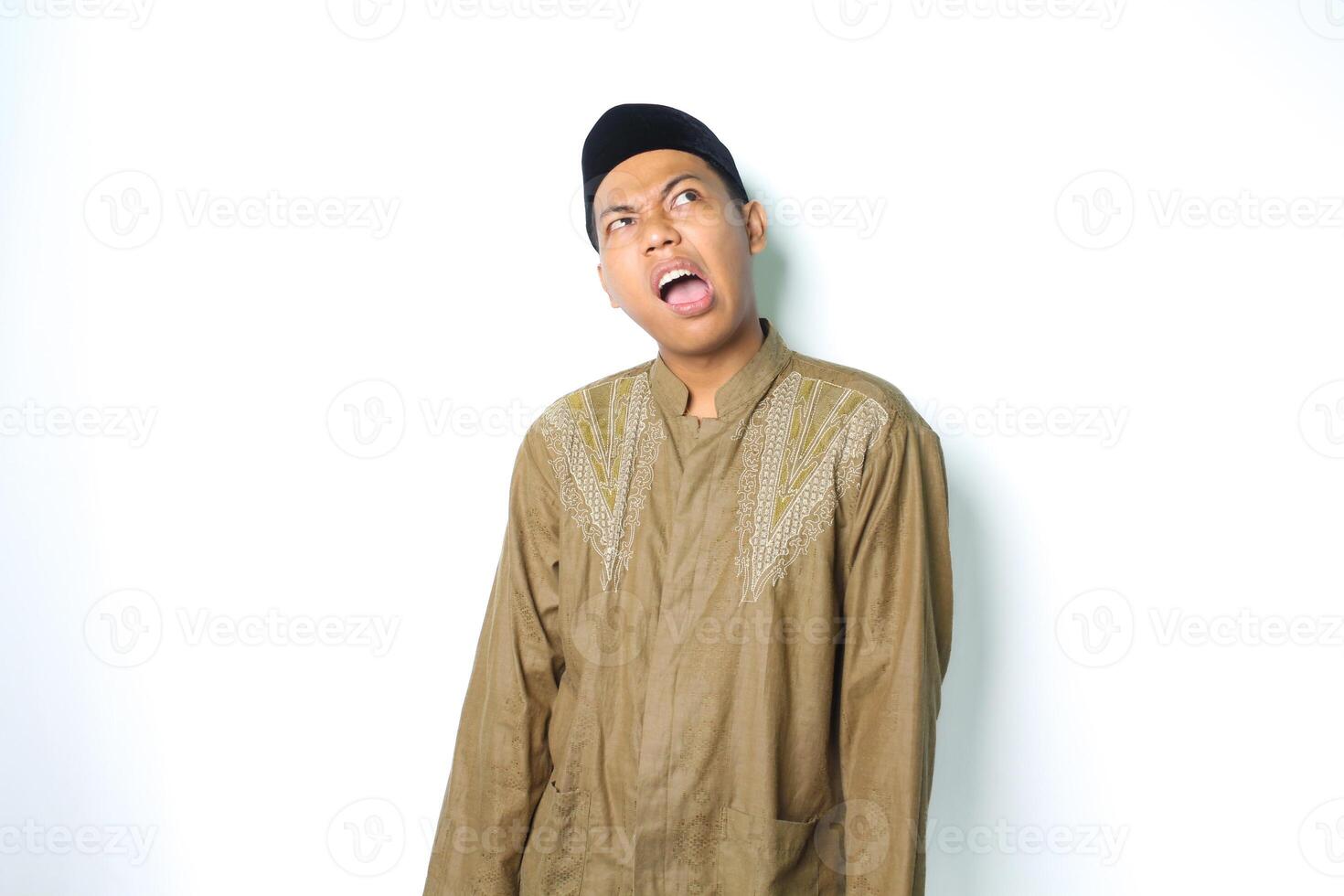 réfléchi asiatique musulman homme portant koko vêtements confus isolé sur blanc Contexte photo