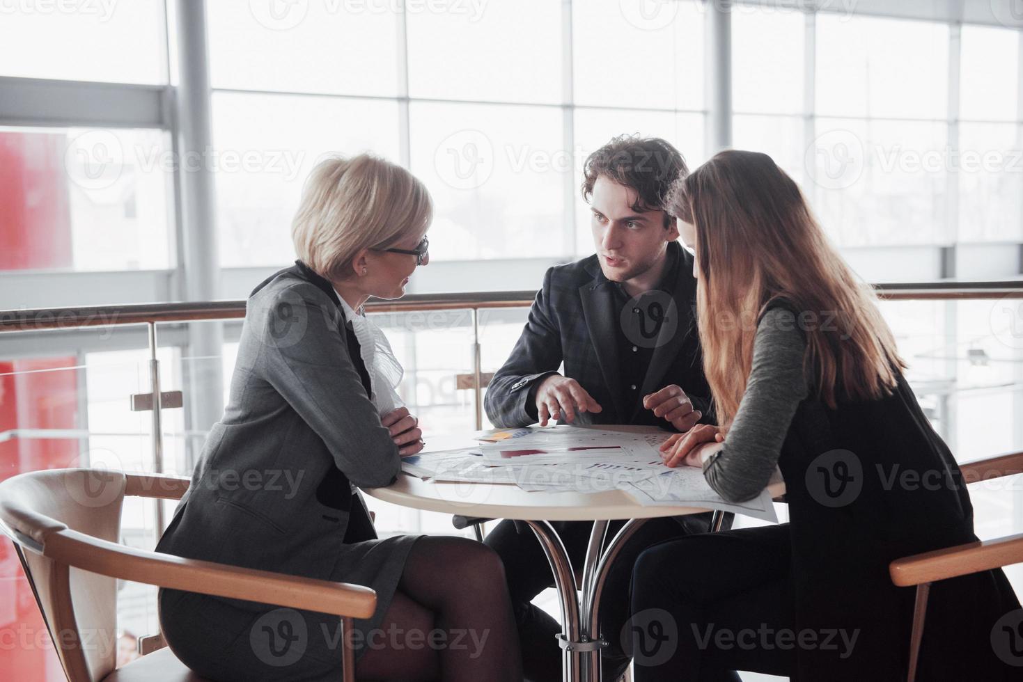 démarrer une entreprise. groupe de jeune architecte au bureau. travail d'équipe photo