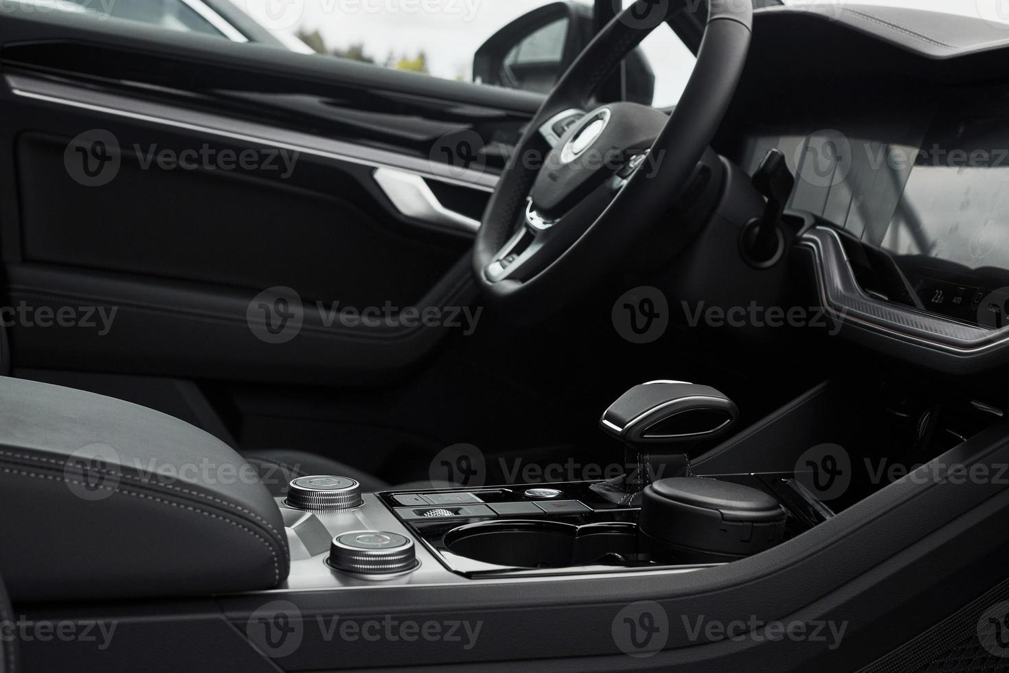 intérieur d'une prestigieuse voiture noire moderne. sièges et accessoires confortables en cuir et volant photo