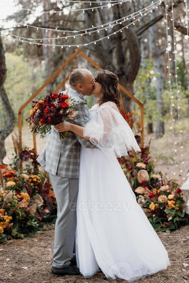 homme et femme se sont fiancés dans la forêt d'automne photo