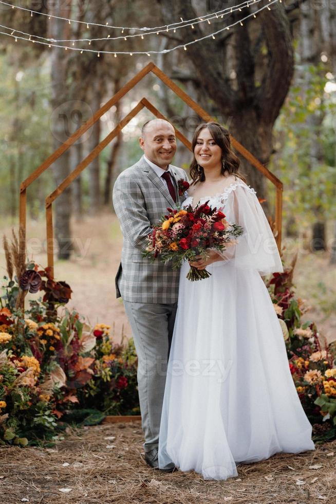 homme et femme se sont fiancés dans la forêt d'automne photo