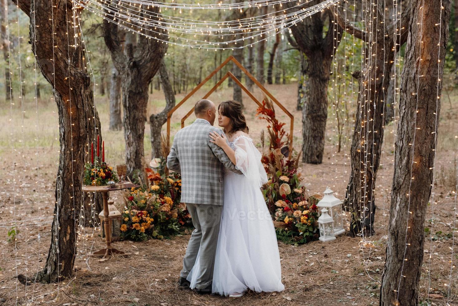 homme et femme se sont fiancés dans la forêt d'automne photo