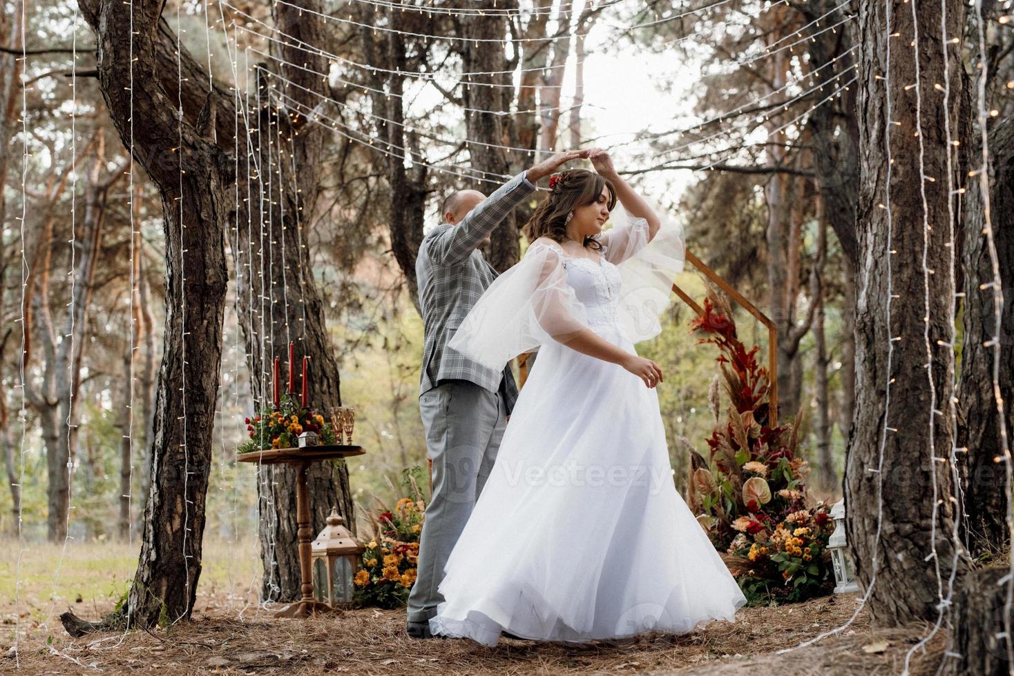 homme et femme se sont fiancés dans la forêt d'automne photo