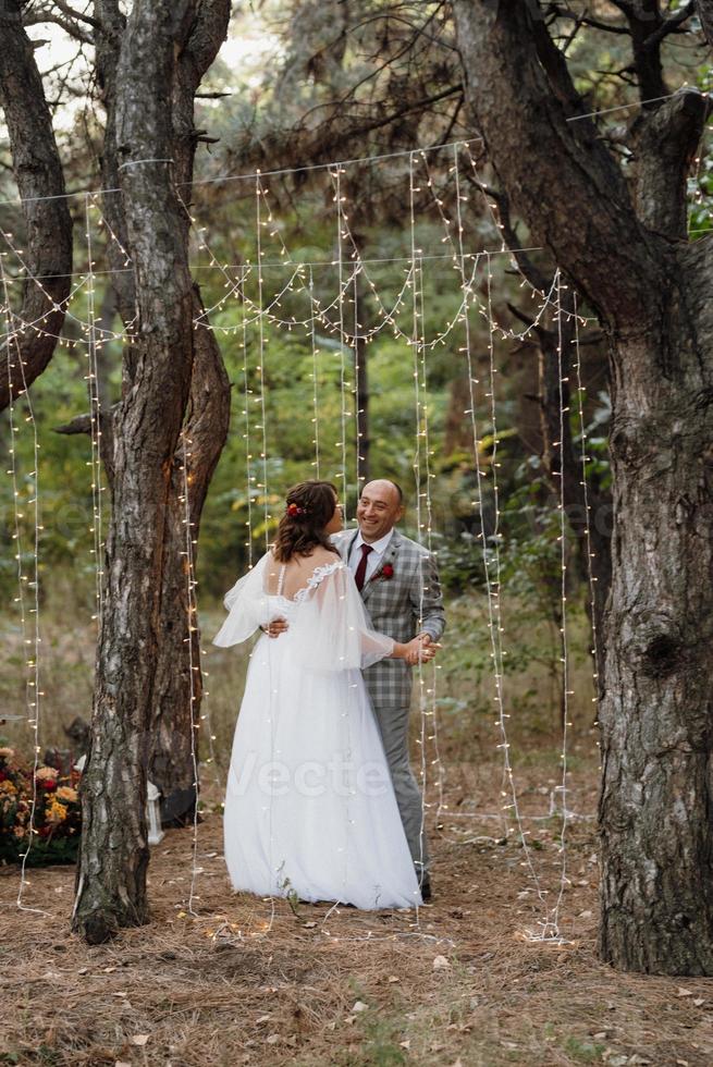 homme et femme se sont fiancés dans la forêt d'automne photo